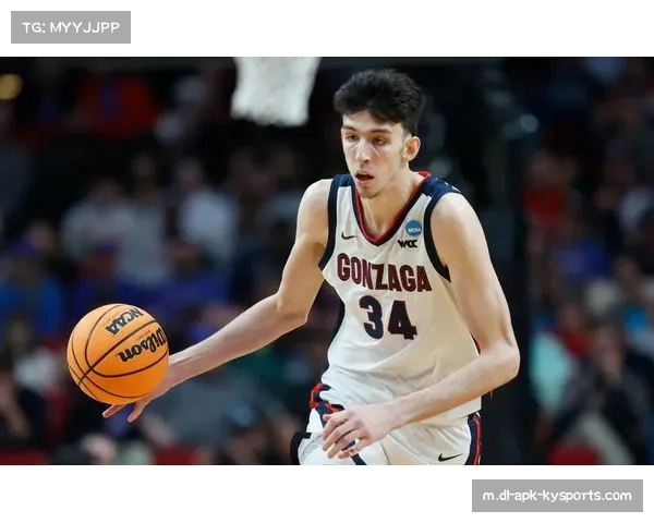 霍姆格伦掩护战术特殊，雷霆后卫为长人设立掩护制造错位